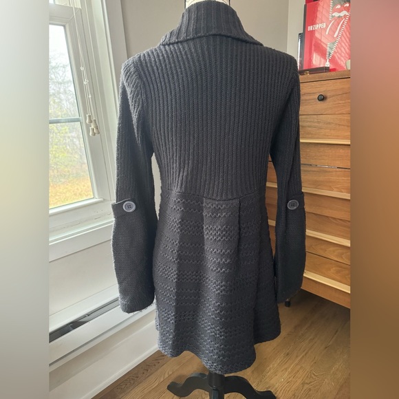 Beautiful grey double breasted warm cable knit wool blend sweater. - Picture 2 of 13